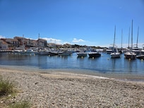 Joli petit port a 100m