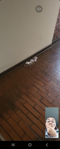 Afuera de la habitación.
