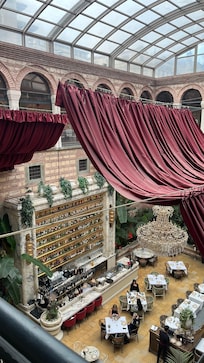 Otelin ic balkonunda restoran’t manzaralı sigara icme alanları sigaranızıda alkol raflarını izleyerek restorantın ışıltısında kayboluyorsunuz