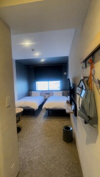 2 enkelt senge, værelse.