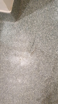Sol troué dans la salle de bains