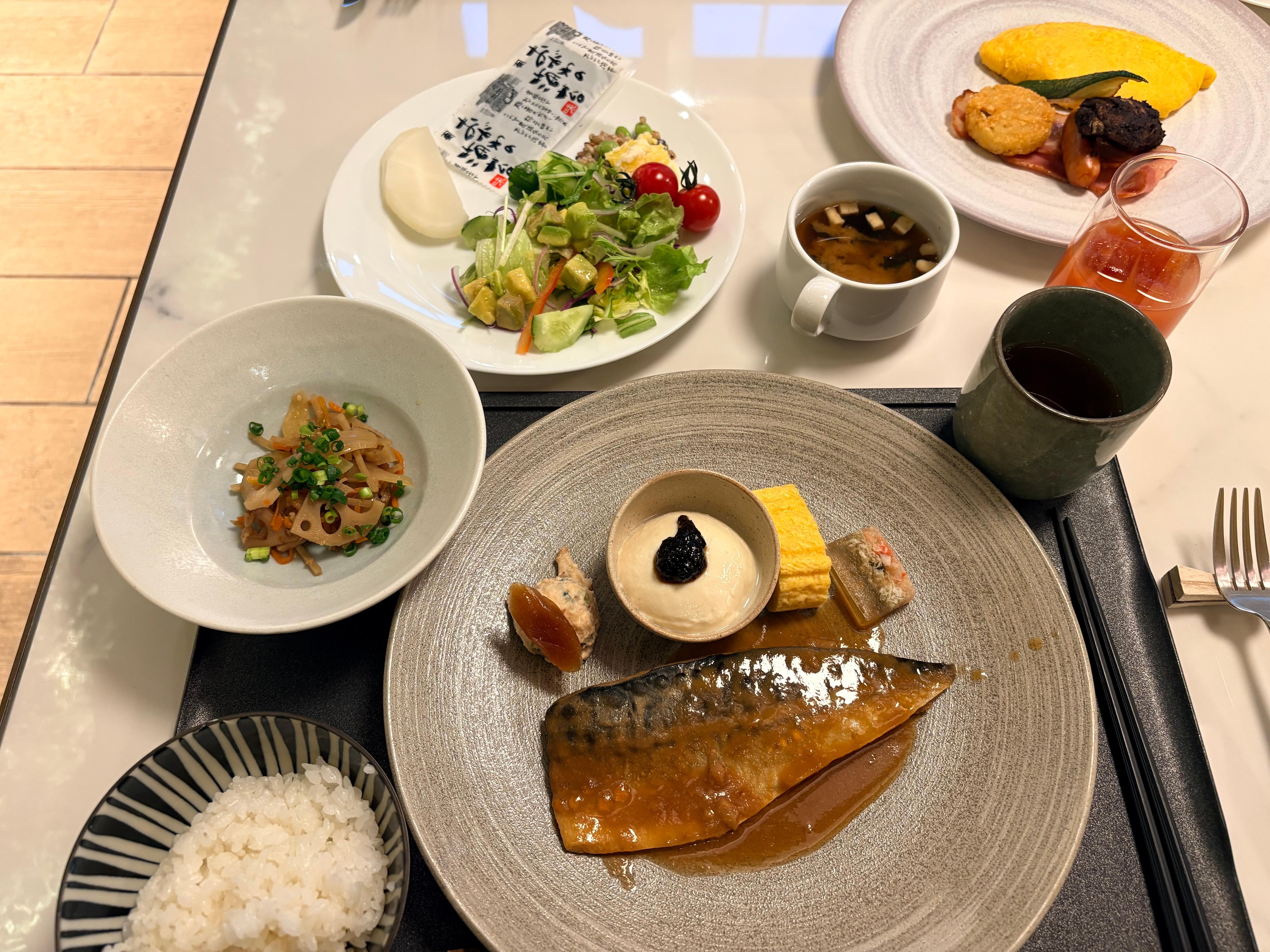 和食はとってもボリュームあります。パンを食べたい方は洋食の選択が良いです。