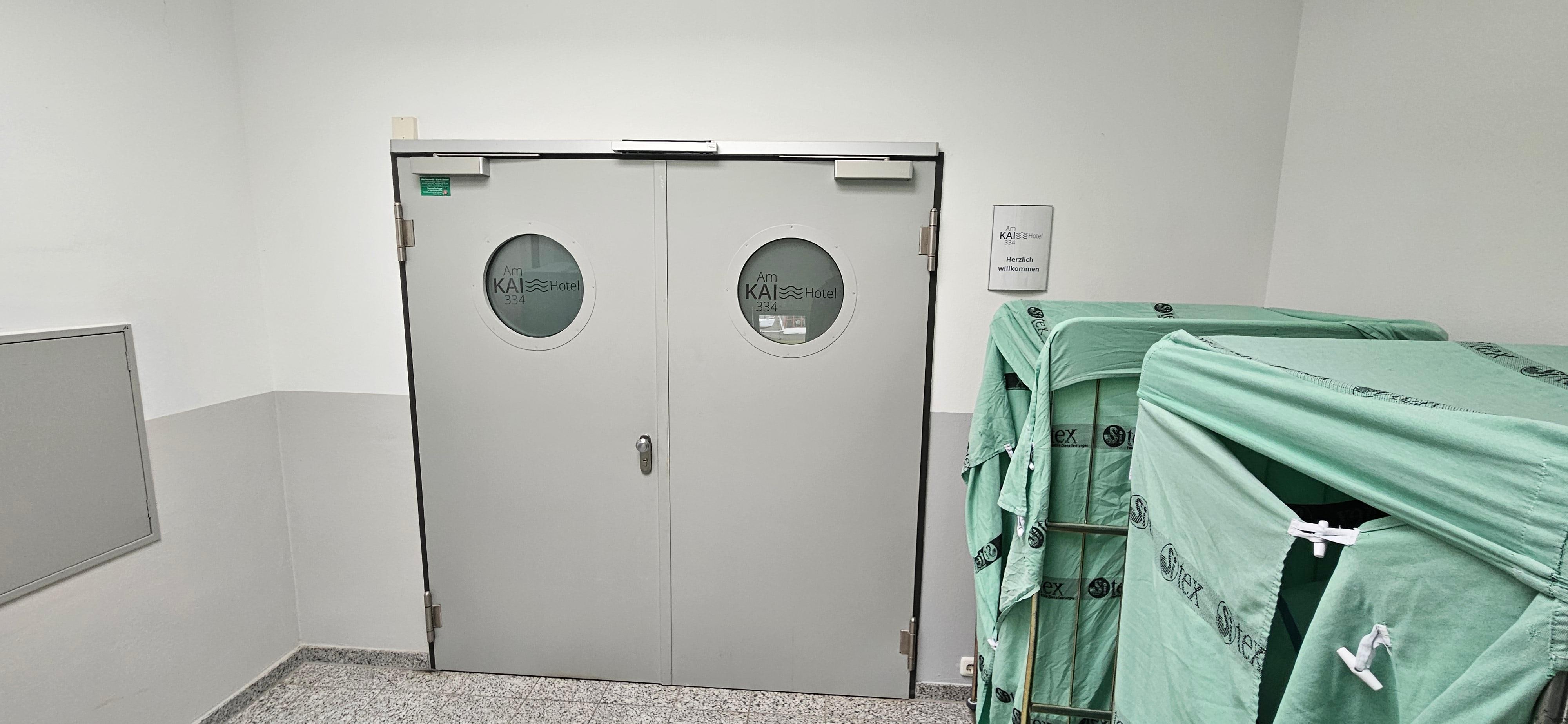 Tür zu Zimmern (3. Stock, nur Treppe)
