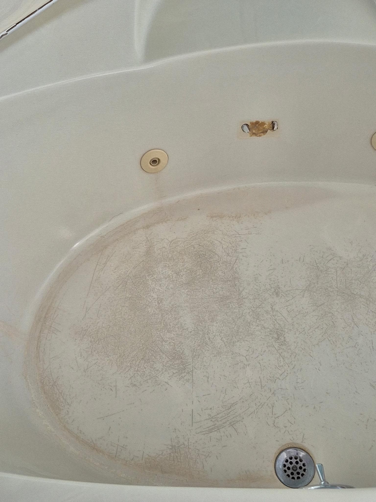 Dirty lookingJacuzzi tub