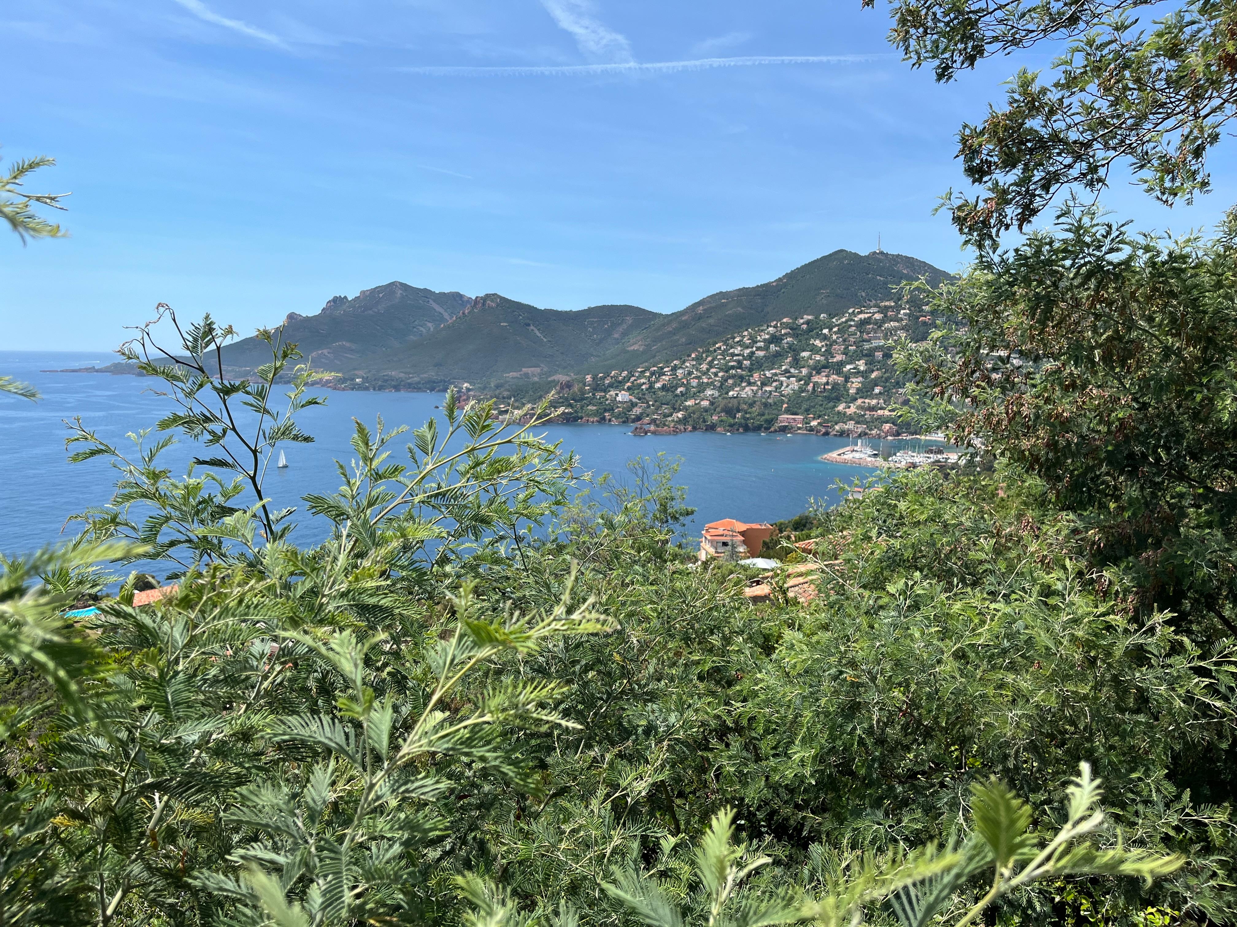 La baie de Miramar et le port de la Figueirette en contrebas de la corniche de l’Esterel
