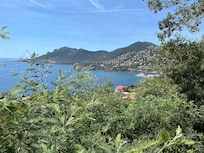 La baie de Miramar et le port de la Figueirette en contrebas de la corniche de l’Esterel