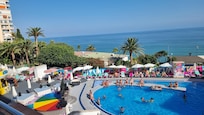 Blick aufs Meer und Hotelpool