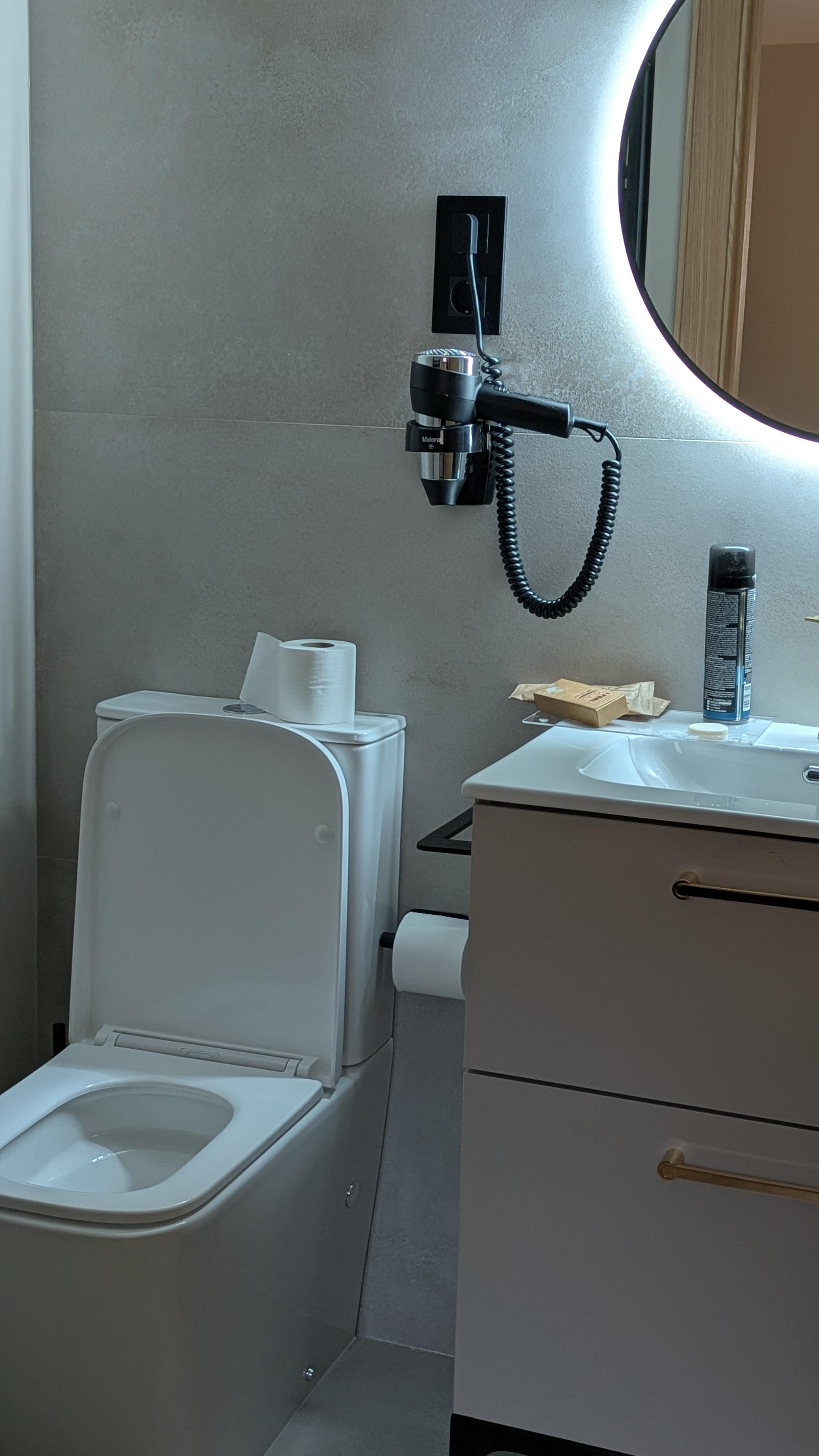 Tiny bathroom but very clean and plenty of hot water in the shower 