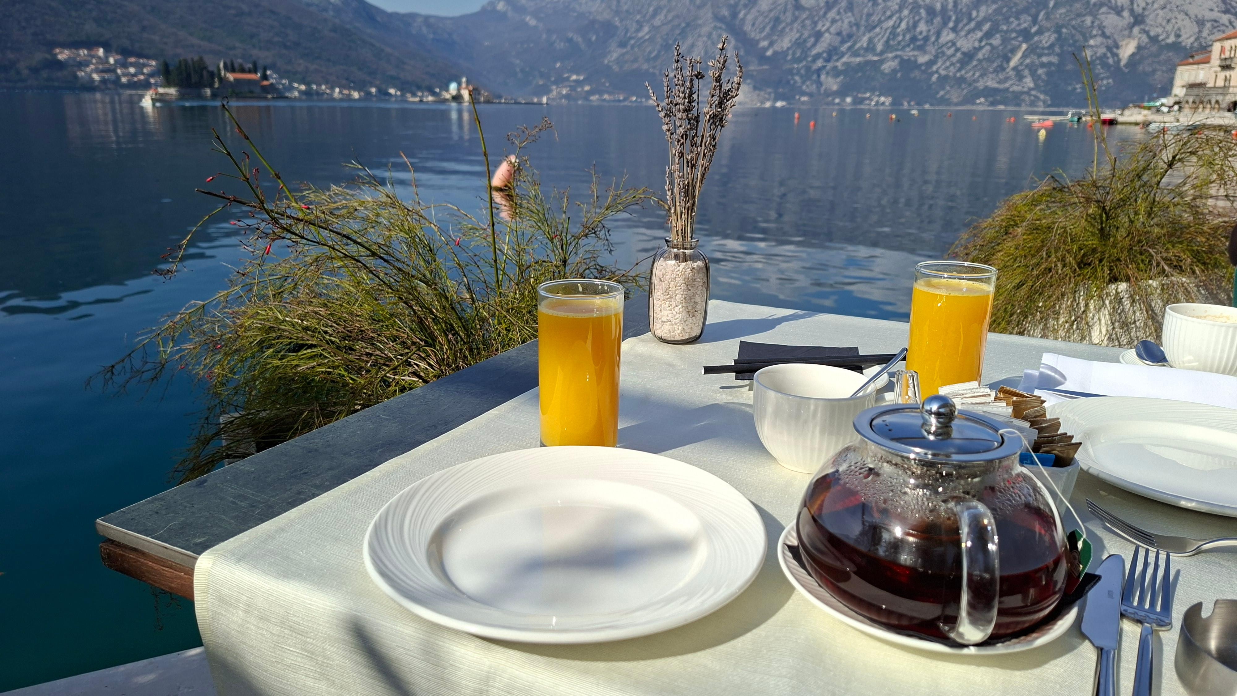 Restauranten i vannkanten hvor vi fikk frokost har en fantastisk beliggenhet. Det er magisk. 