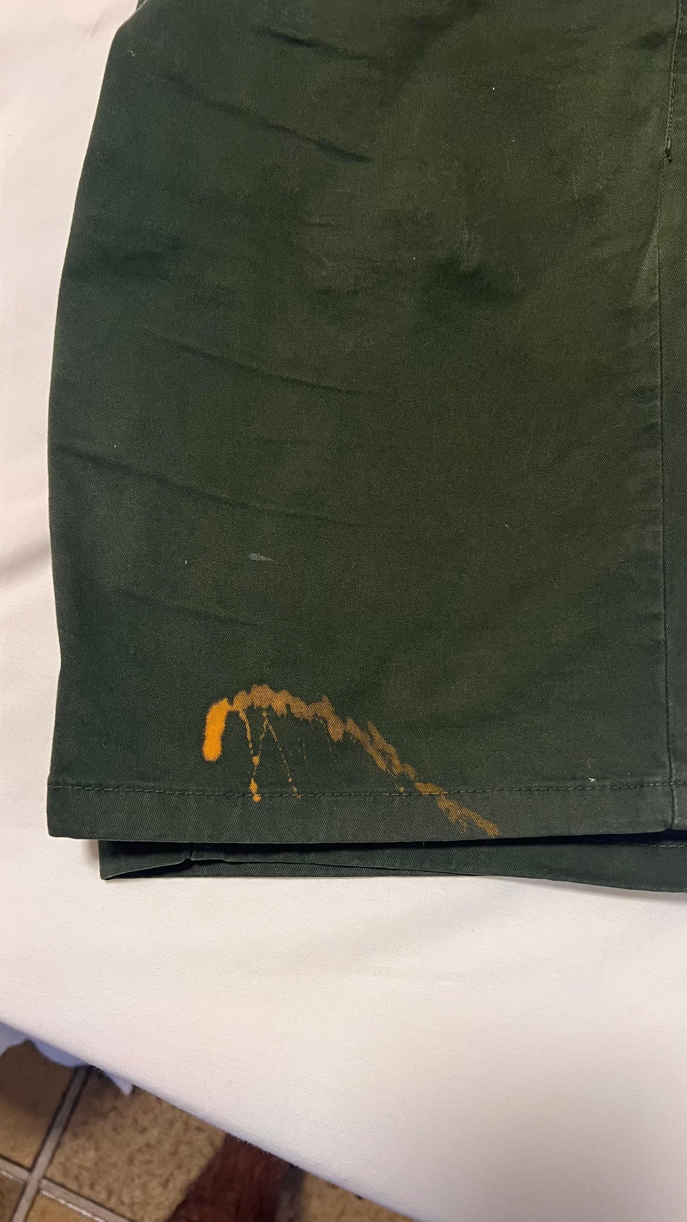 Bermuda manchada. Meu marido não tinha nem bermuda jeans pra ir embora, pegou o avião com bermuda de praia.