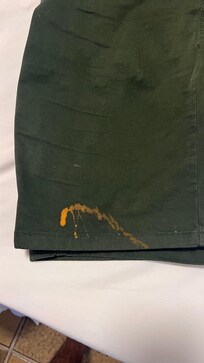 Bermuda manchada. Meu marido não tinha nem bermuda jeans pra ir embora, pegou o avião com bermuda de praia.