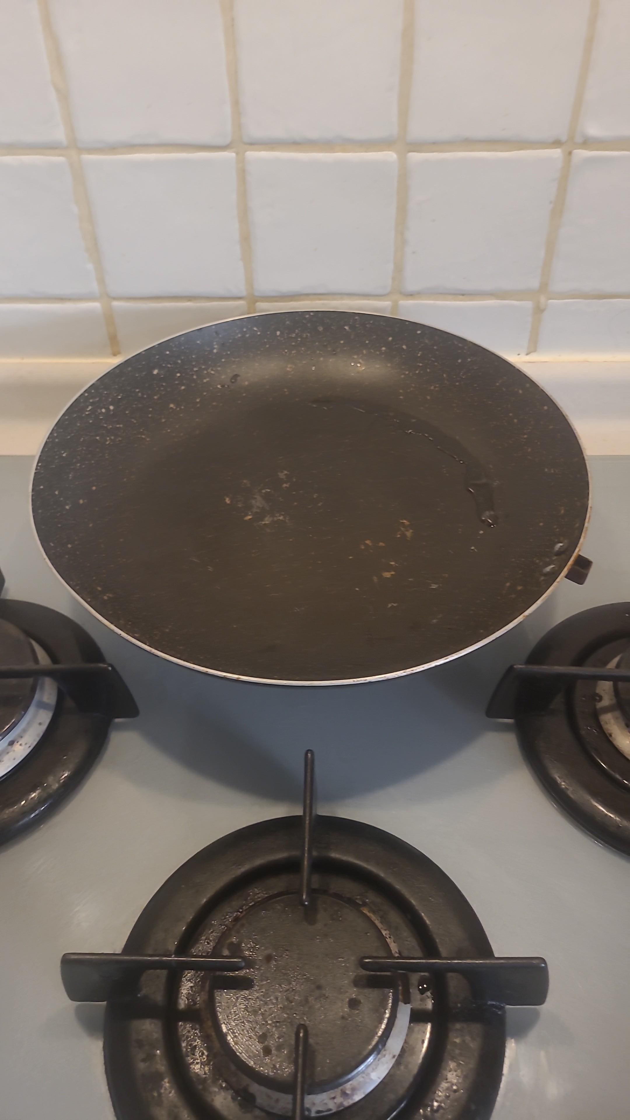 one of 3 pans with no handle