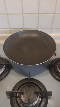 one of 3 pans with no handle