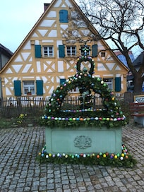 Fachwerkhaus in Mittelehrenbach mit Osterbrunnen