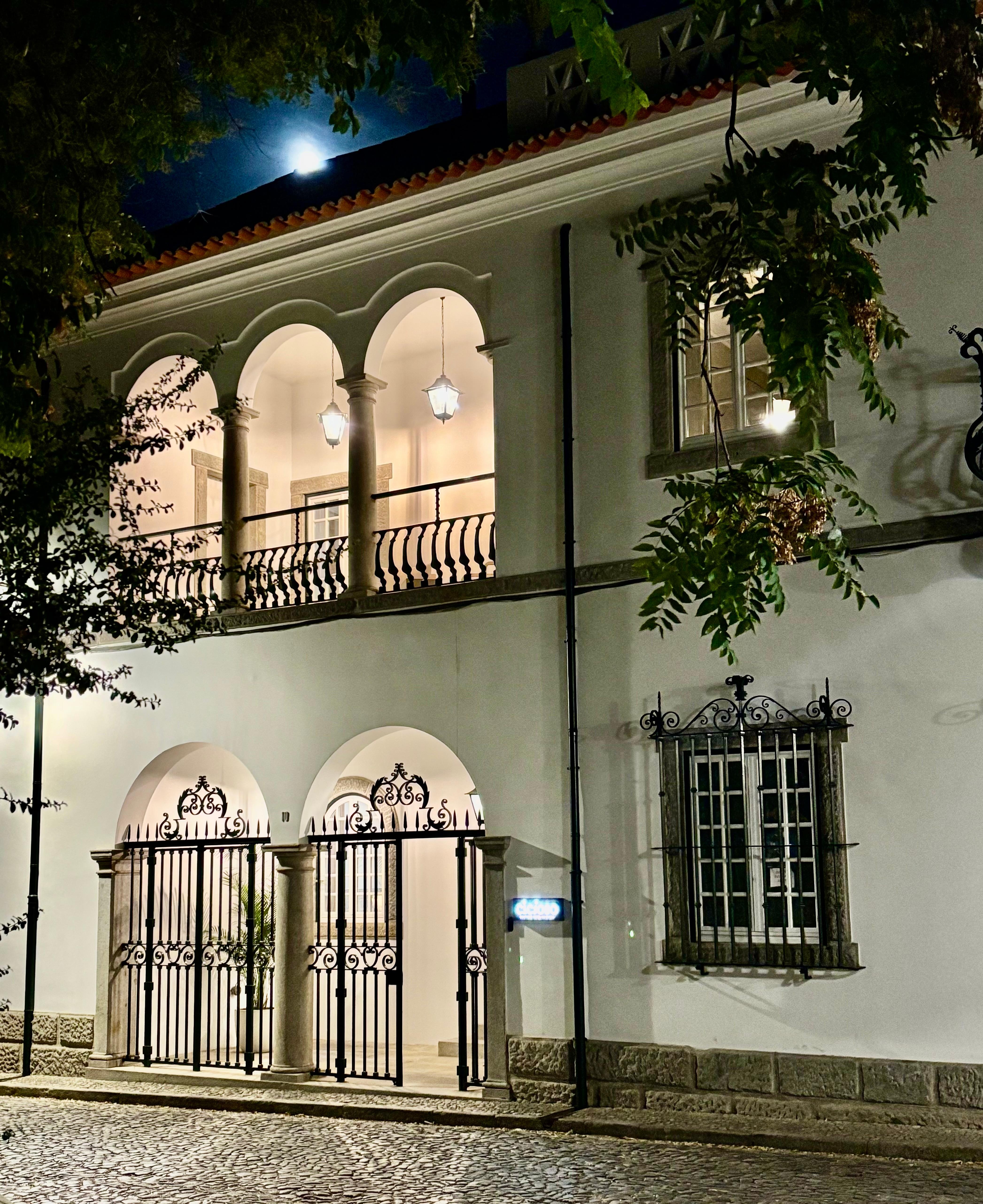Fachada à noite