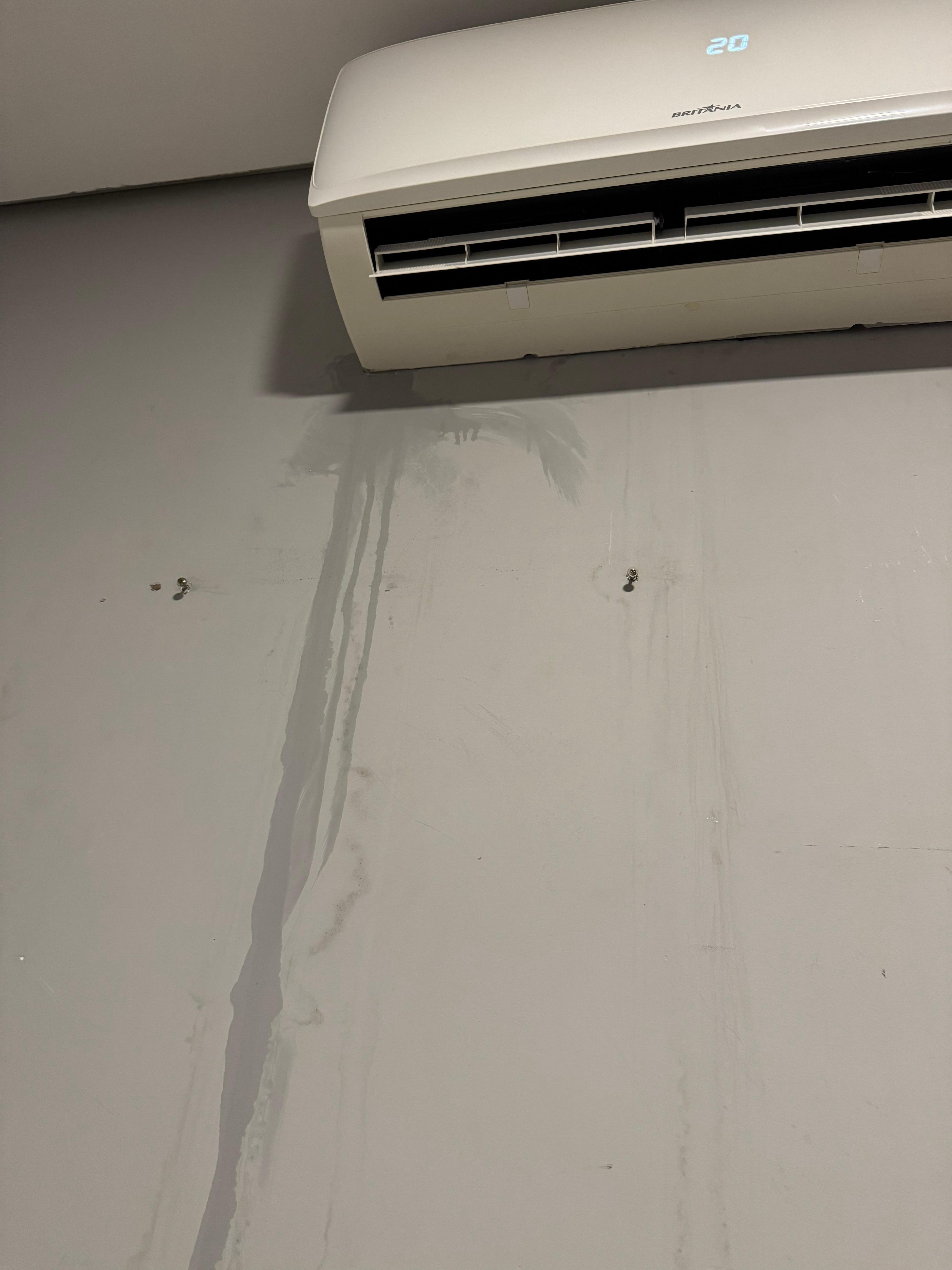 Muita água escorrendo do ar condicionado.  Cama e travesseiros molhados 