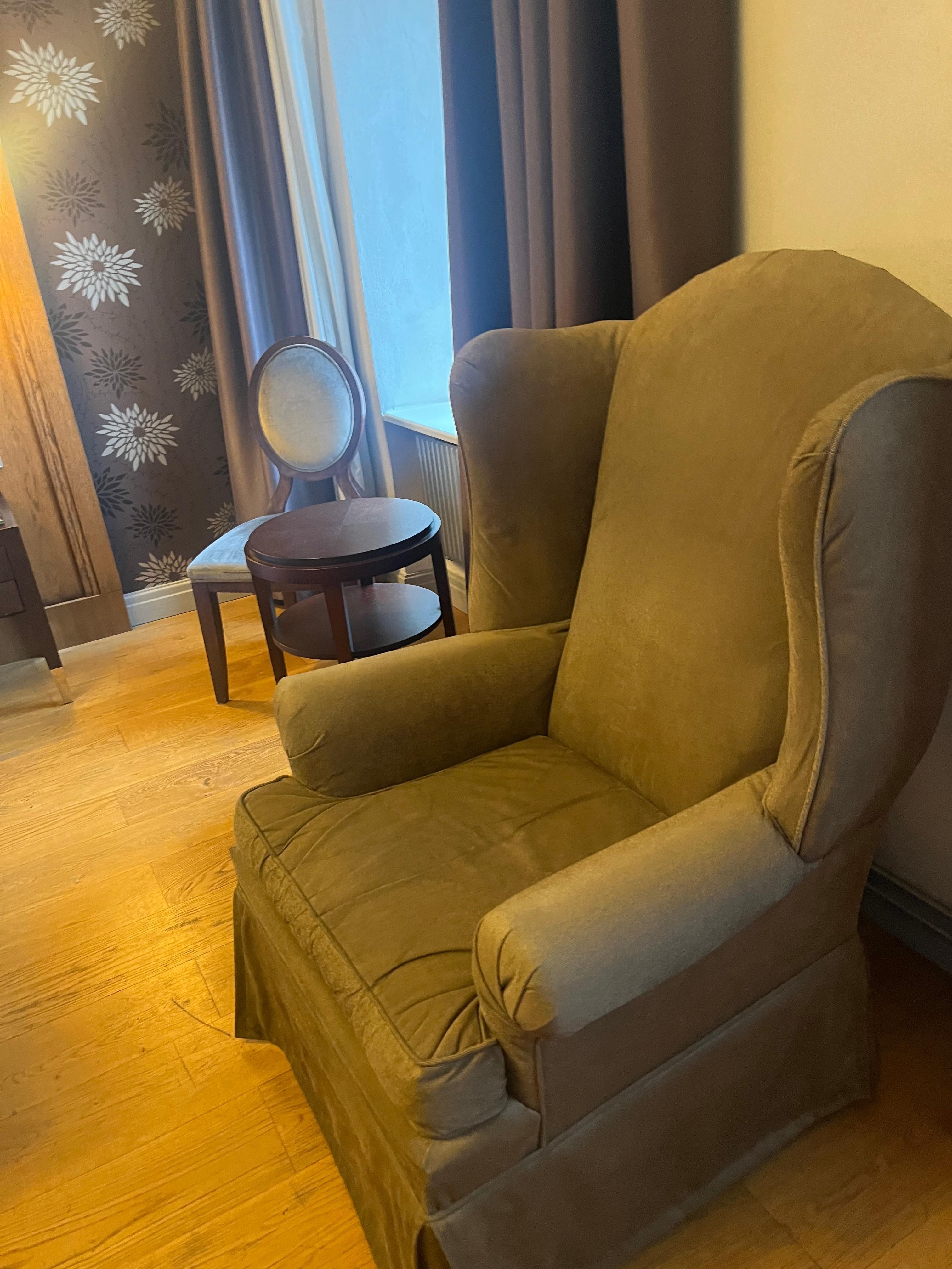 Huoneeseen kuului pullovesi.