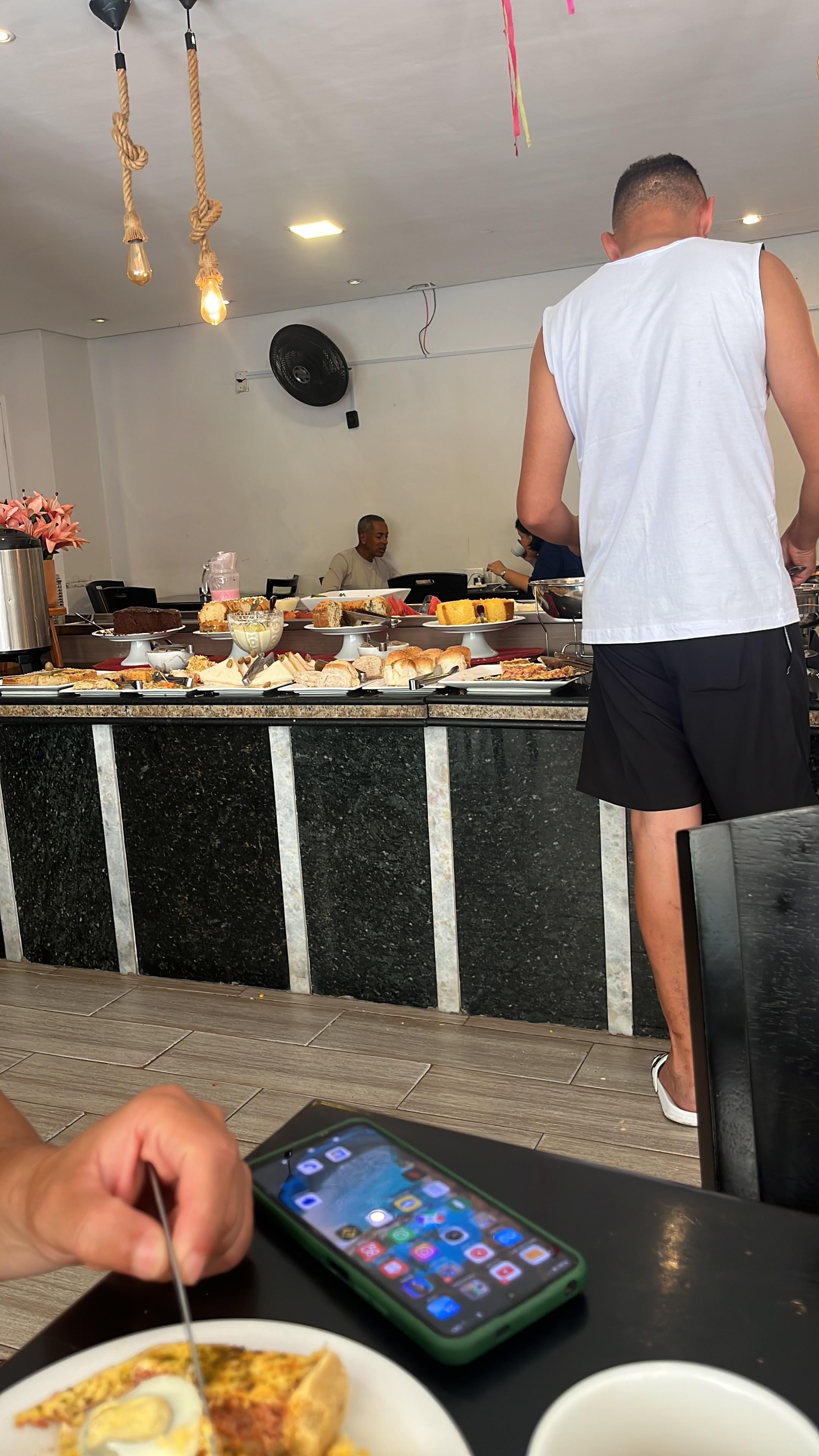 Café da manhã bem servido graças a Deus 