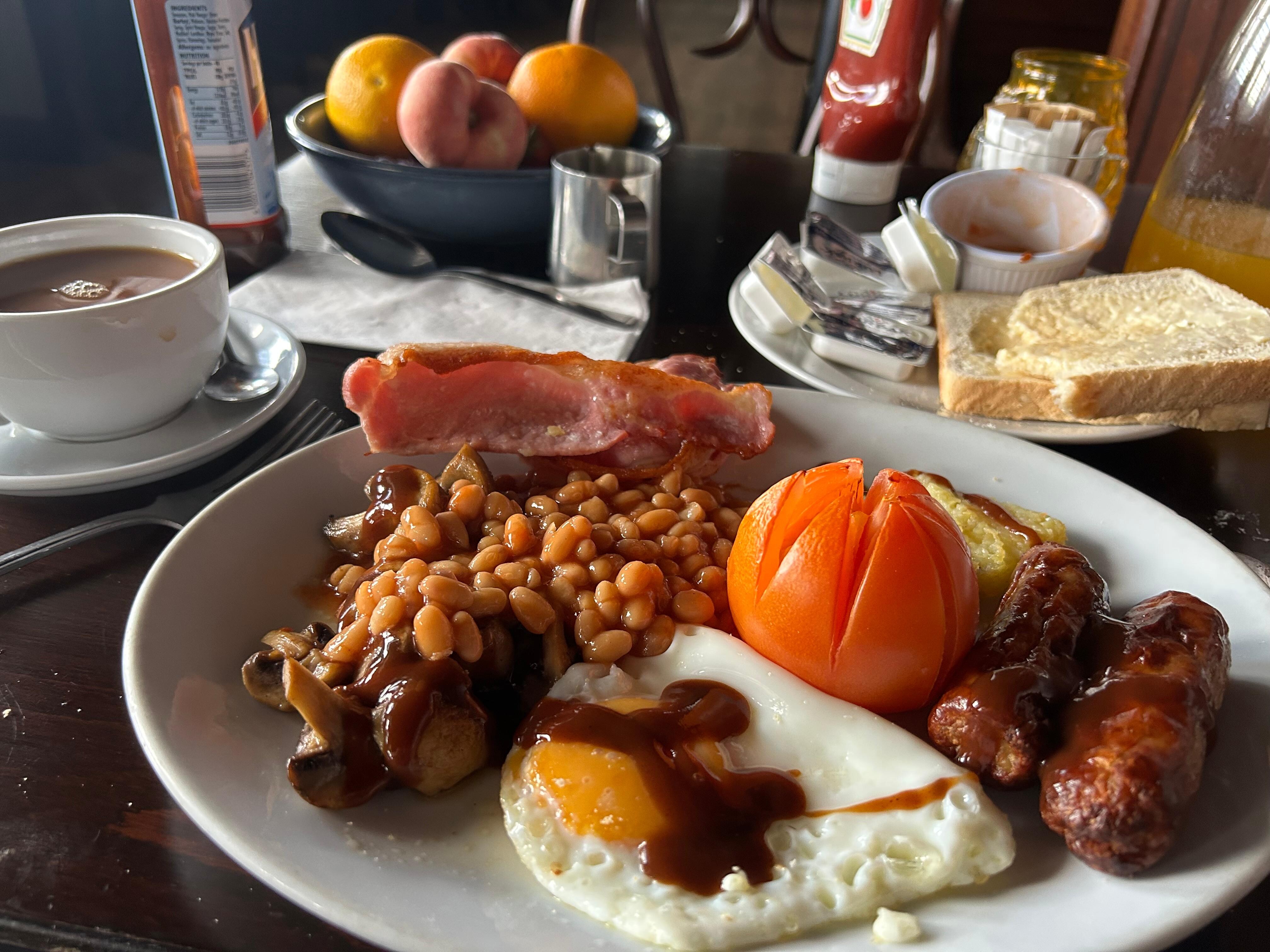 Full English breakfast / 2x toast lurpak butter  /orange juice /tea or coffee 