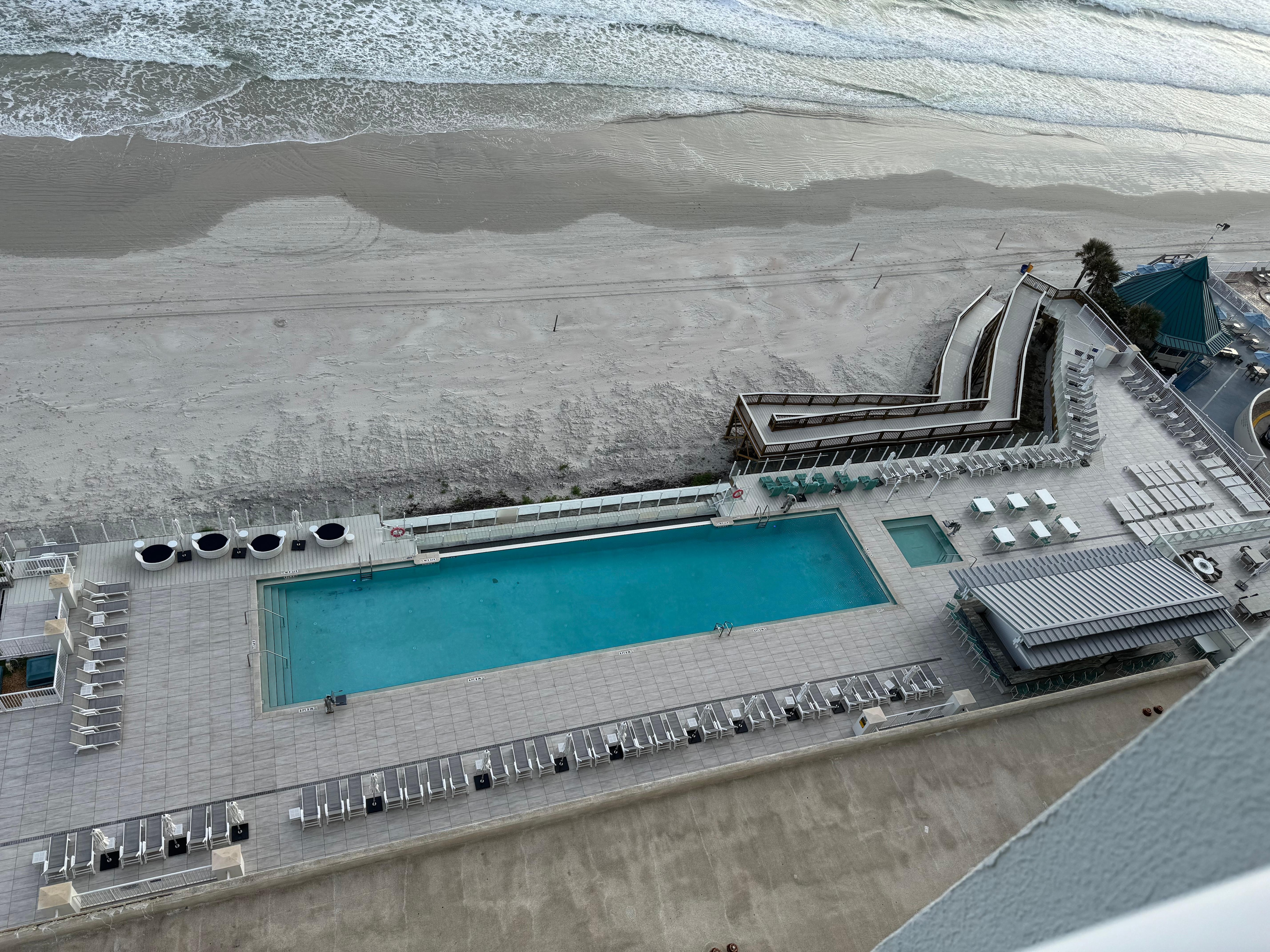 Oceanfront heated pool, hot tub and outdoor bar