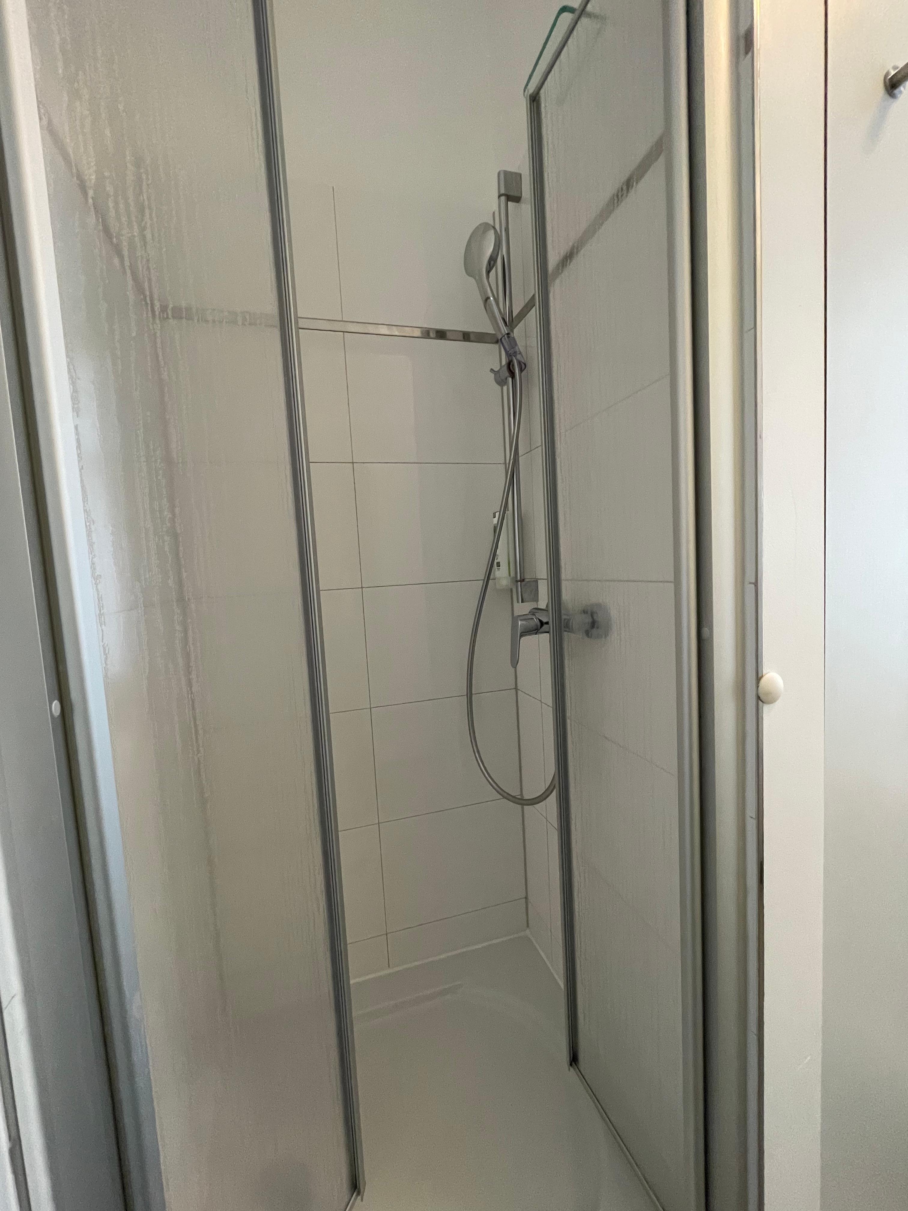 入口から左側にシャワーブース