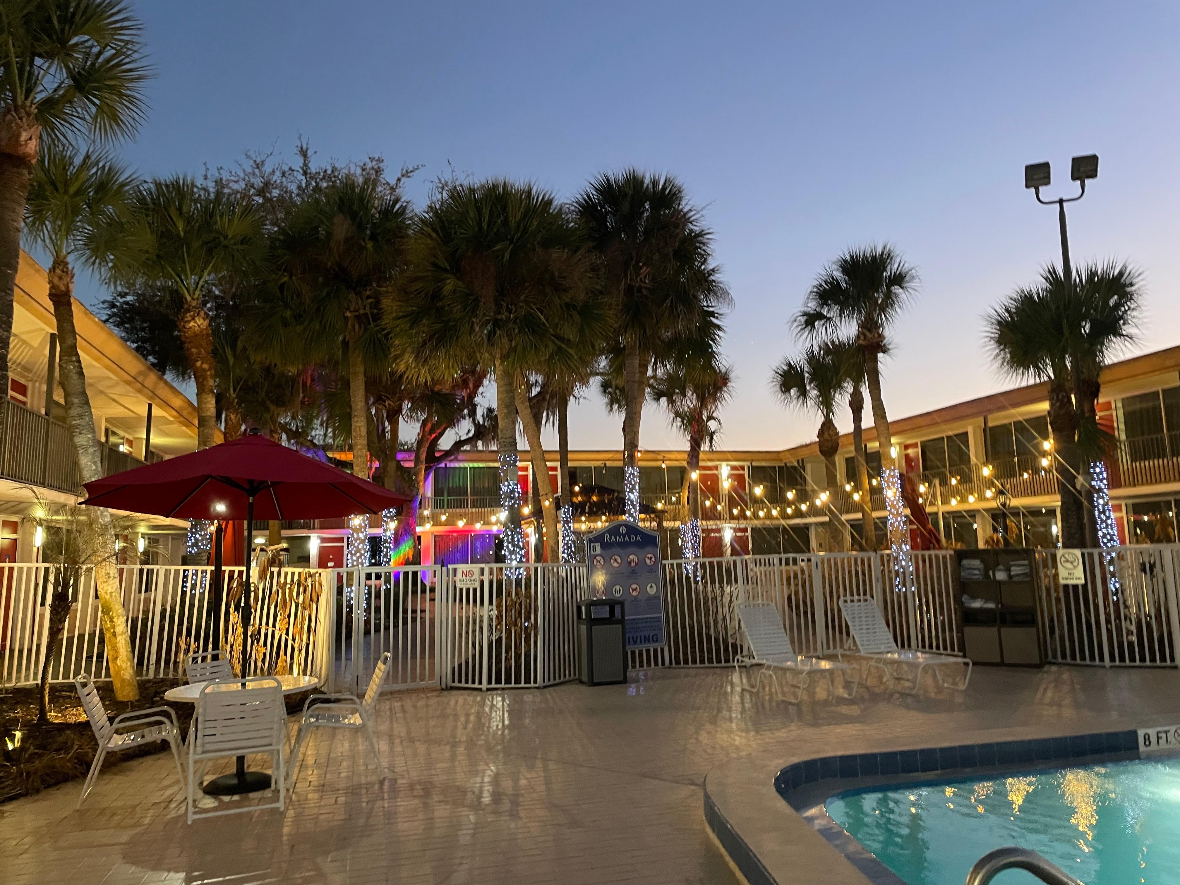 Beheizter Pool am Abend 