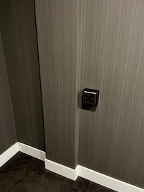 Ouvre porte d’intérieur, à l’extérieur, c’est la carte magnétique sur une plaque.