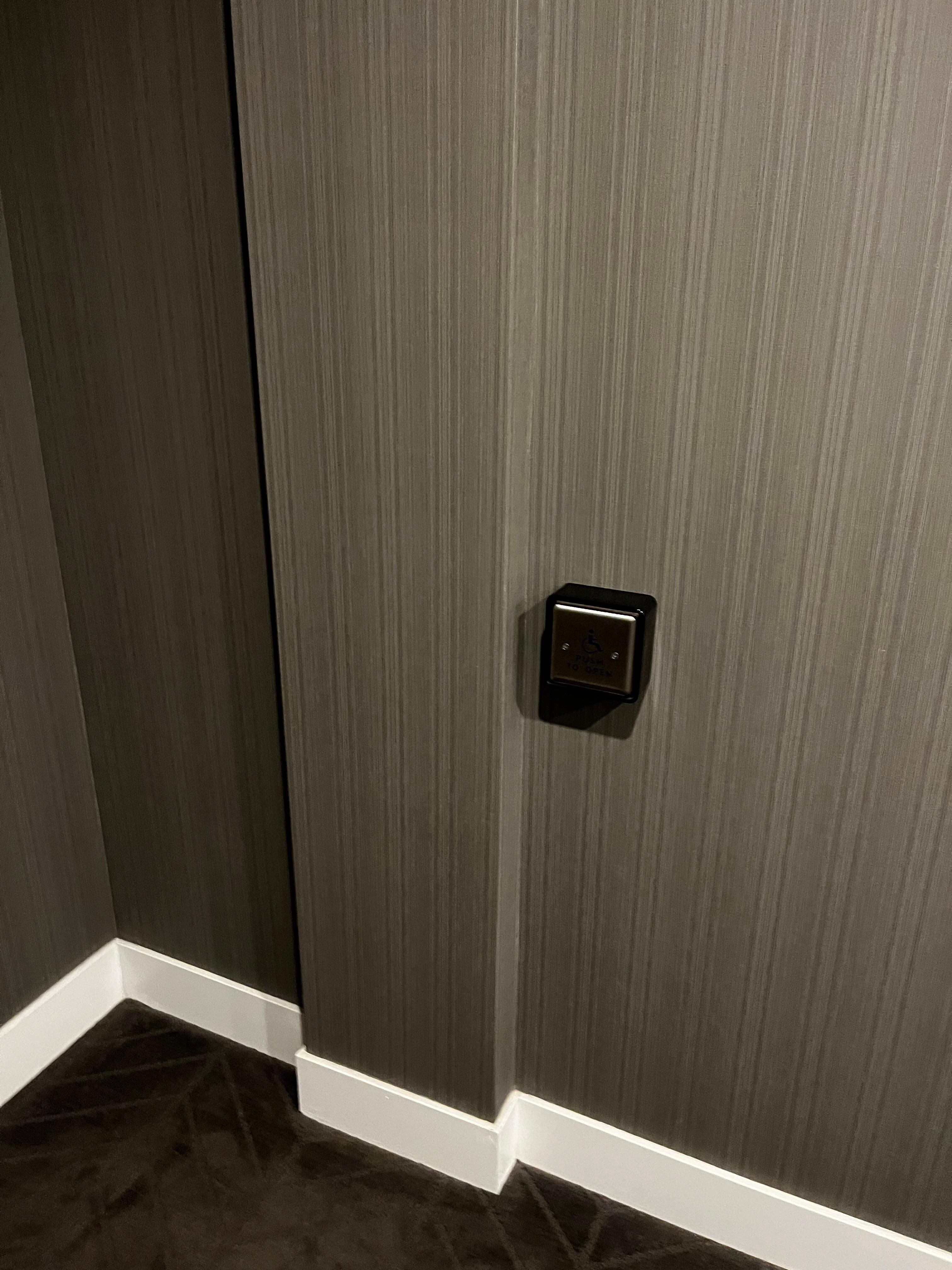 Ouvre porte d’intérieur, à l’extérieur, c’est la carte magnétique sur une plaque.