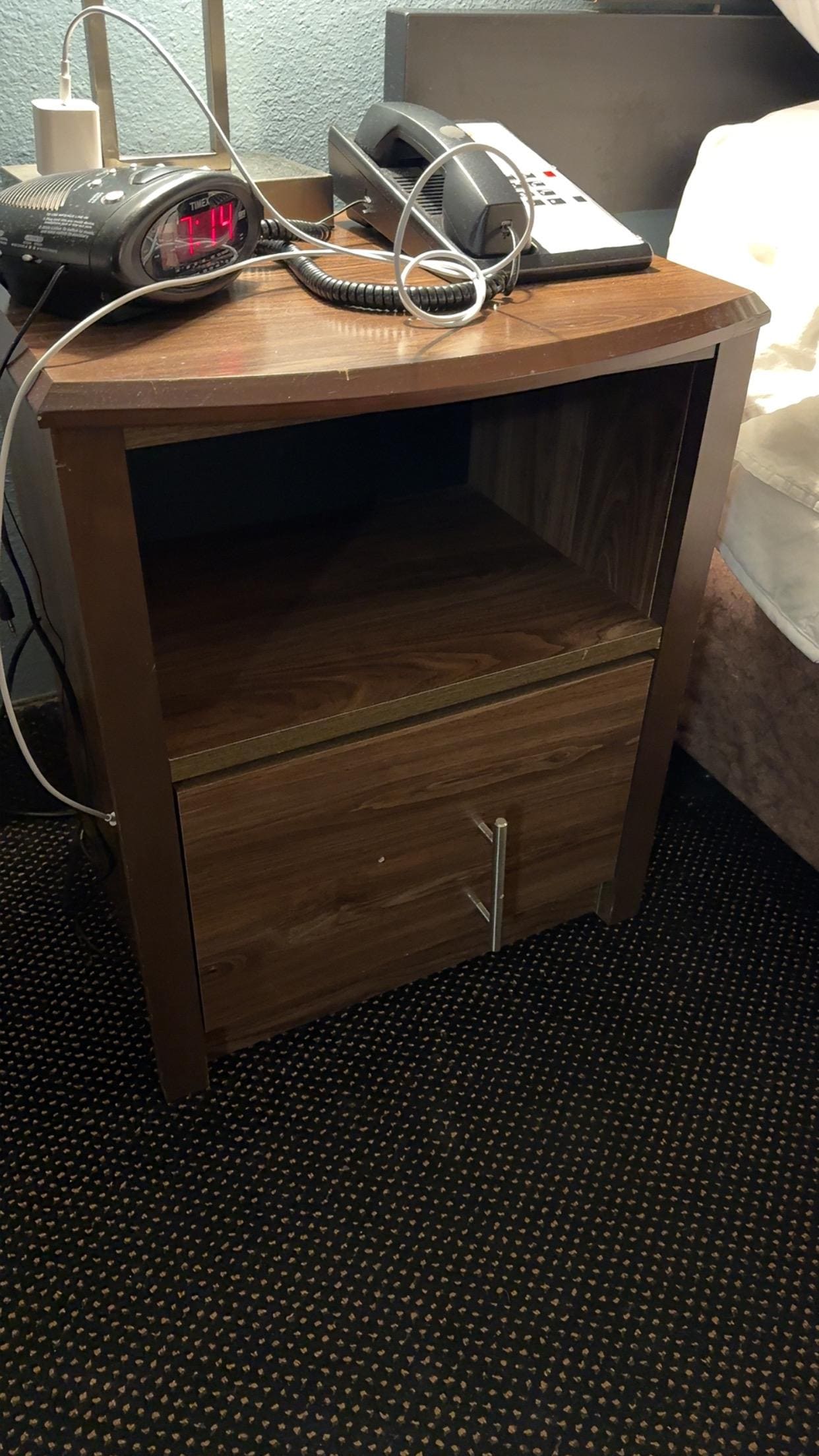 Broken Handle on nightstand (Mentioned) 