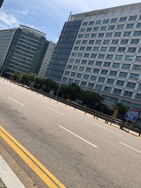 空港から無料シャトルバスに乗って降りたバス停と、奥の建物が宿泊したビルです。
