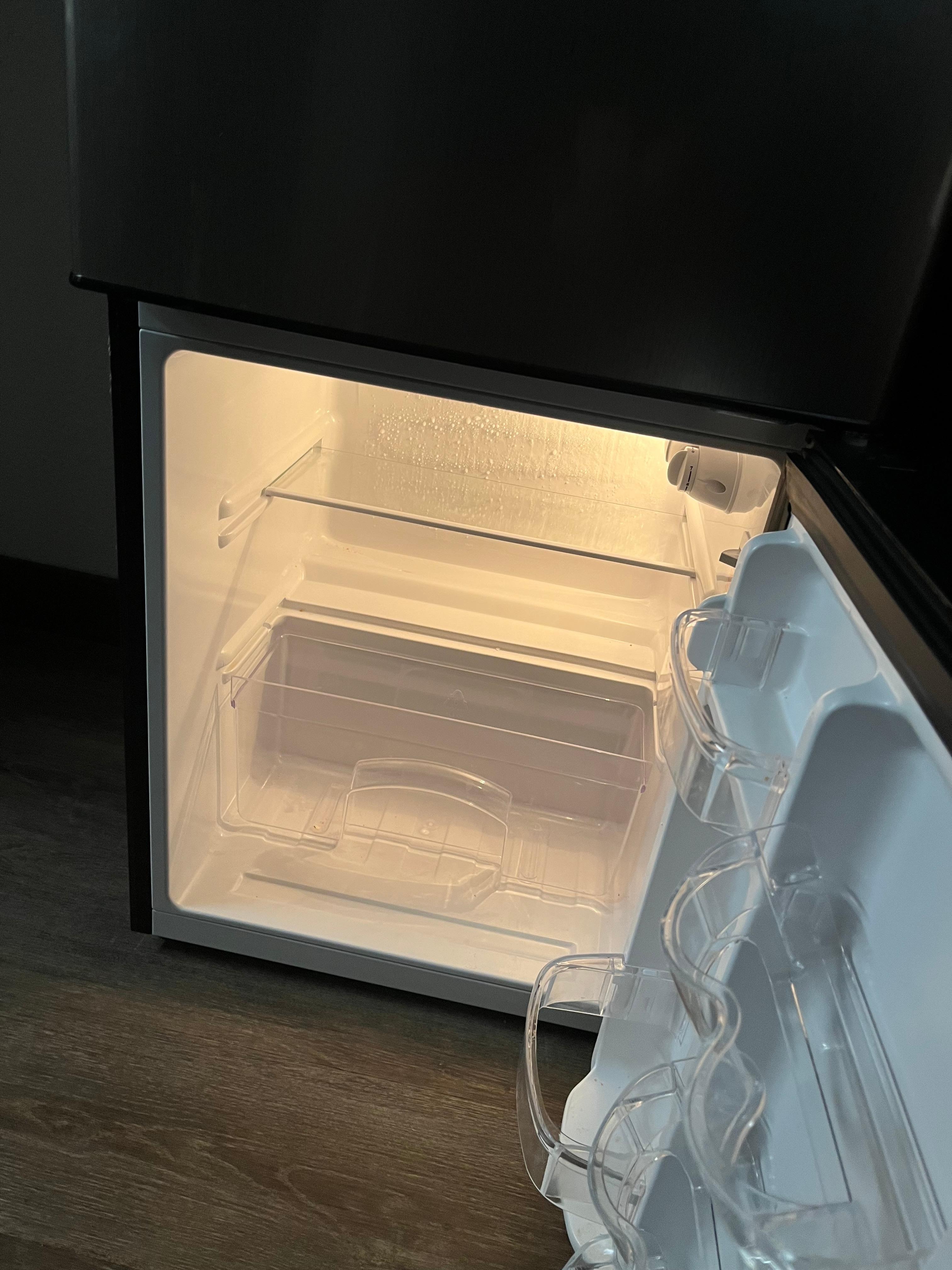 Broken fridge: no rack