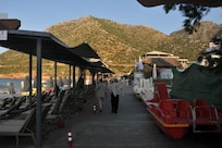 De promenade vlak voor het hotel