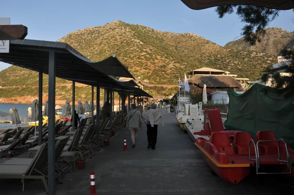De promenade vlak voor het hotel