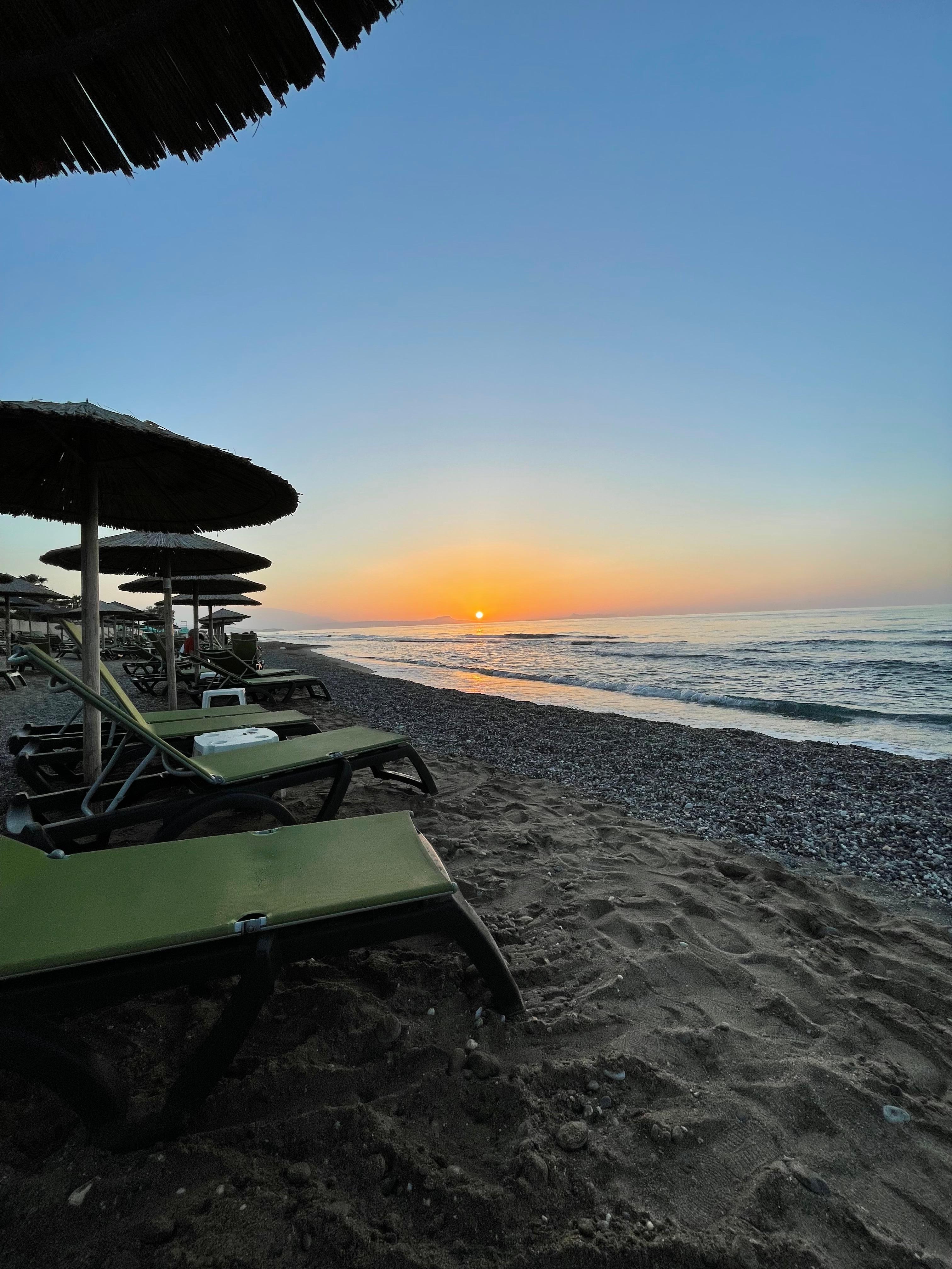 Stranden med hotellets solbäddar