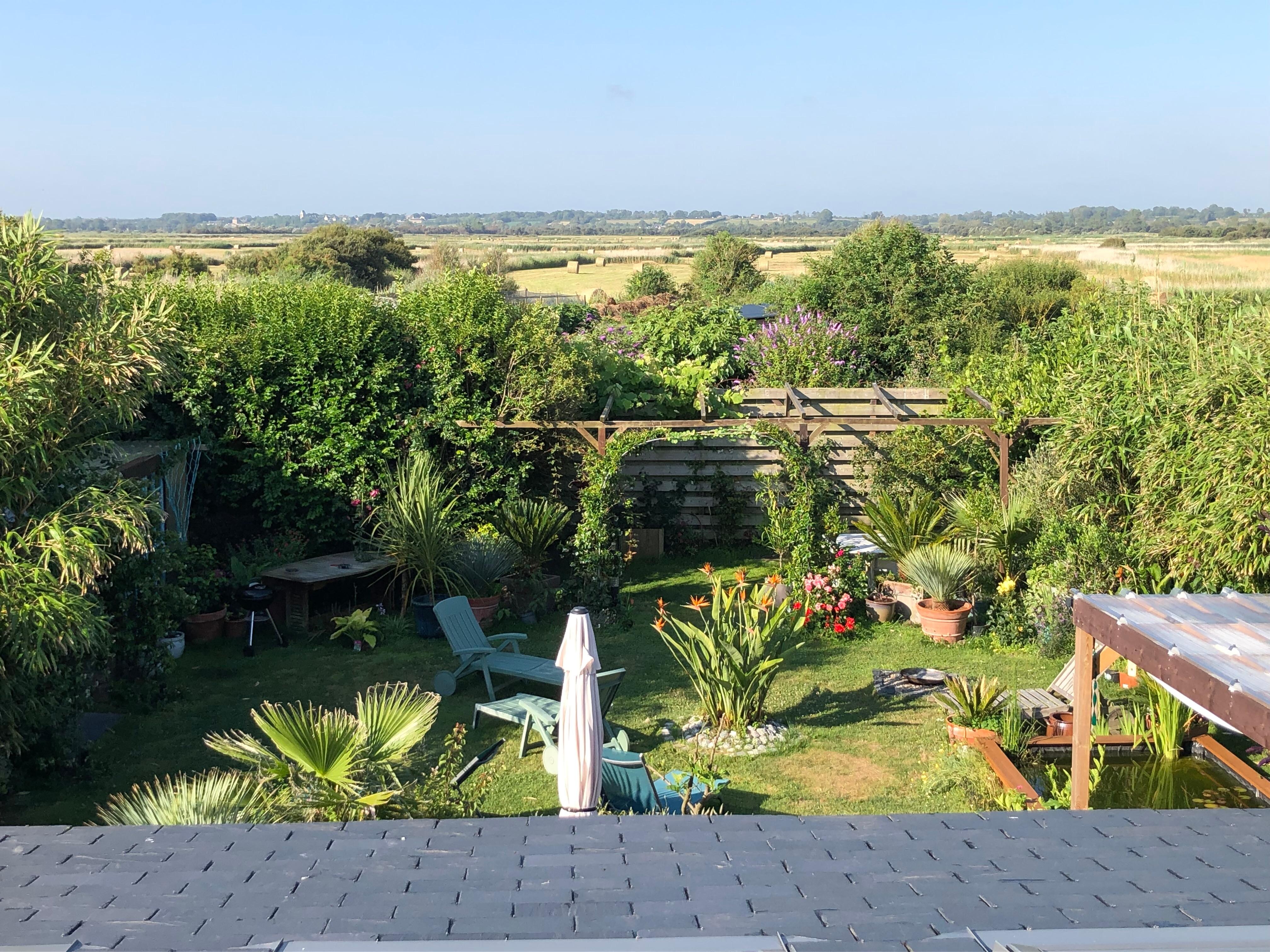 Jardin vue d’une chambre à l’étage 