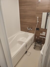 お風呂は足を伸ばせて広々。