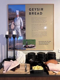 Il pane cotto con il calore del geysir e il burro ottimo