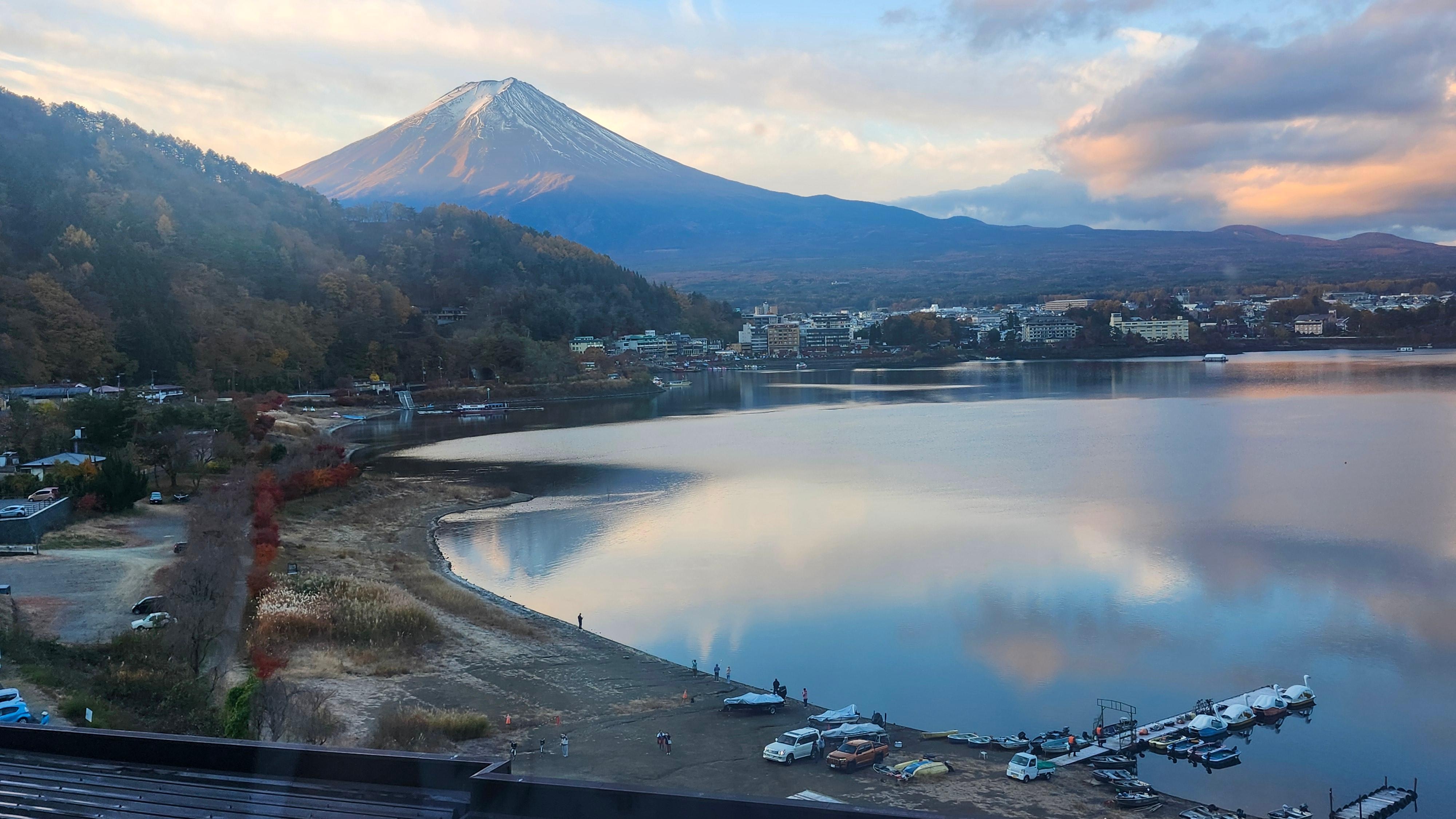 房間外望，清晨的富士山
