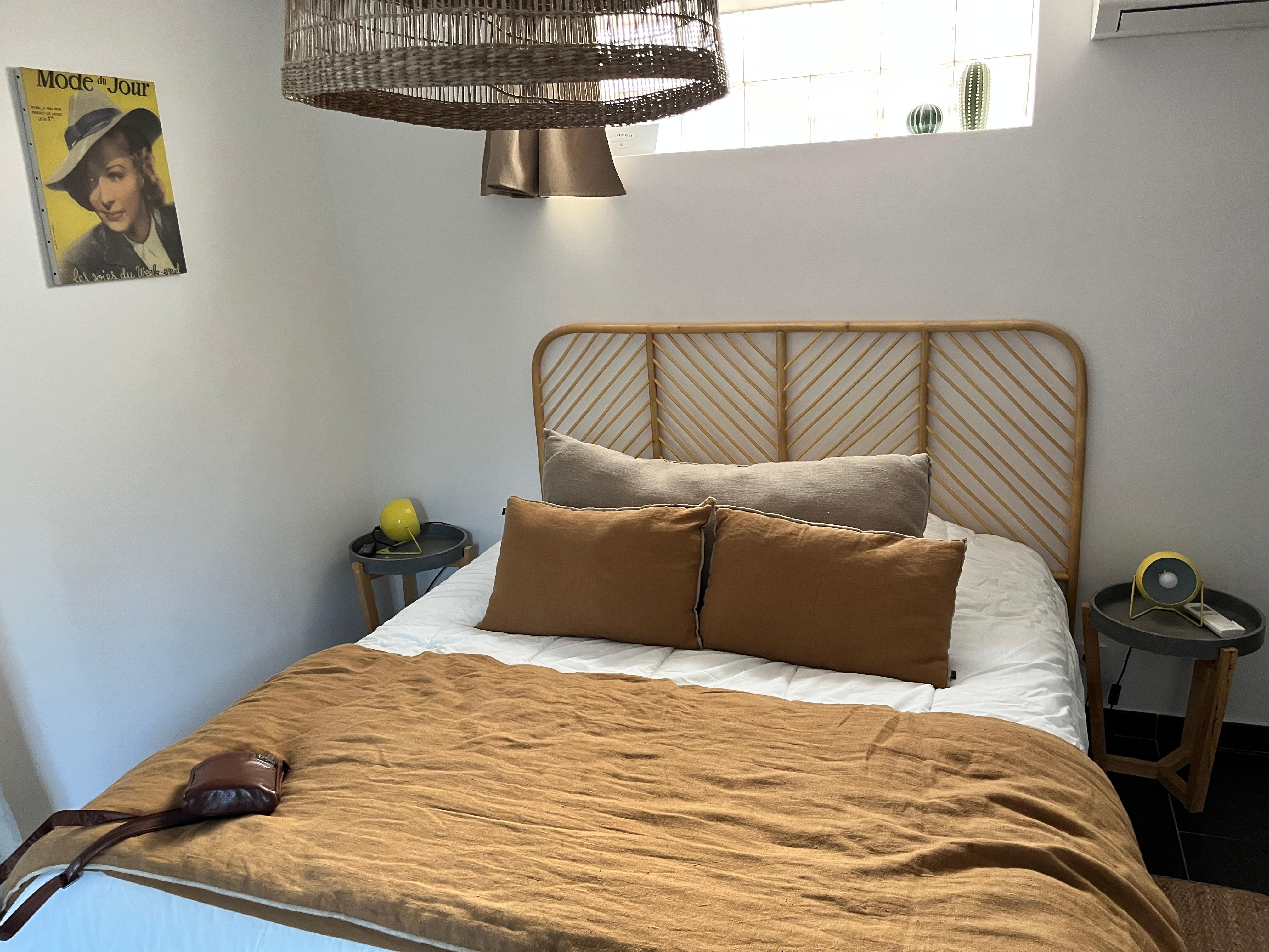 Chambre avec télé face au lit