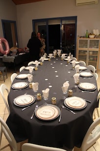 18 personnes à table et les enfants sur une autre un peu plus loin