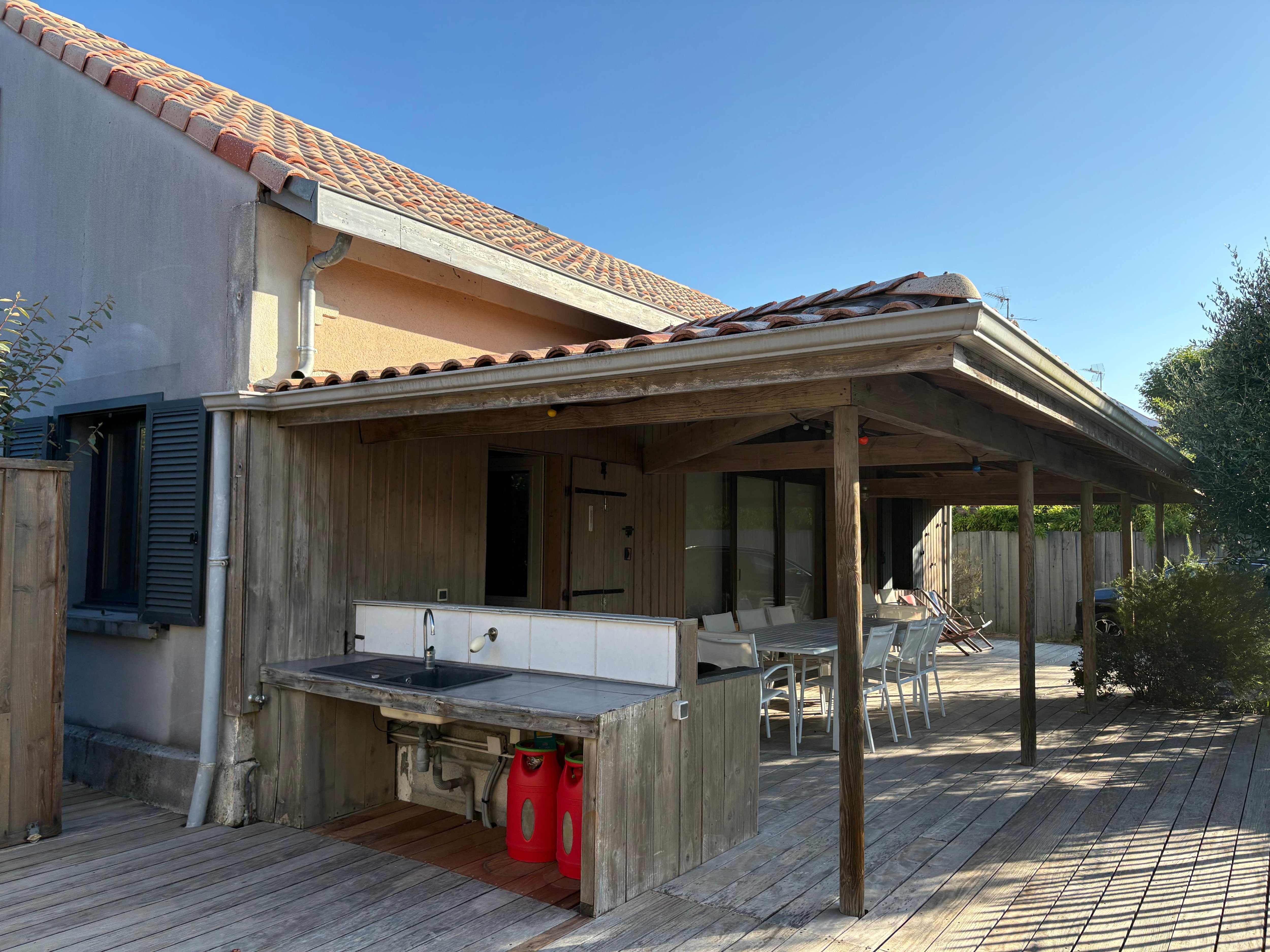 Cuisine d’été avec plancha et grand préau pour manger dehors