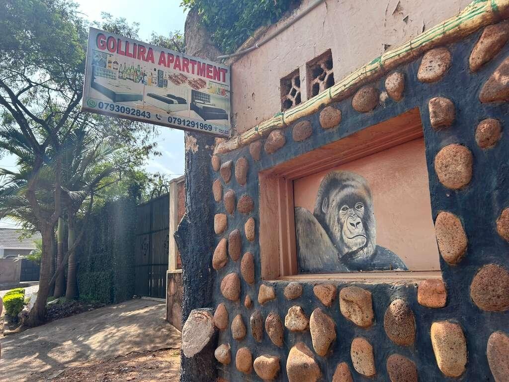 The small drive to the villa is just past this sign!