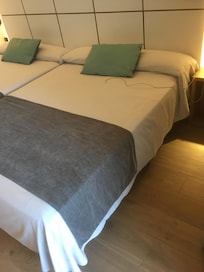 Bred seng - men hard og
Lakentrekk uten dyne kan bli litt lite på høst og vår