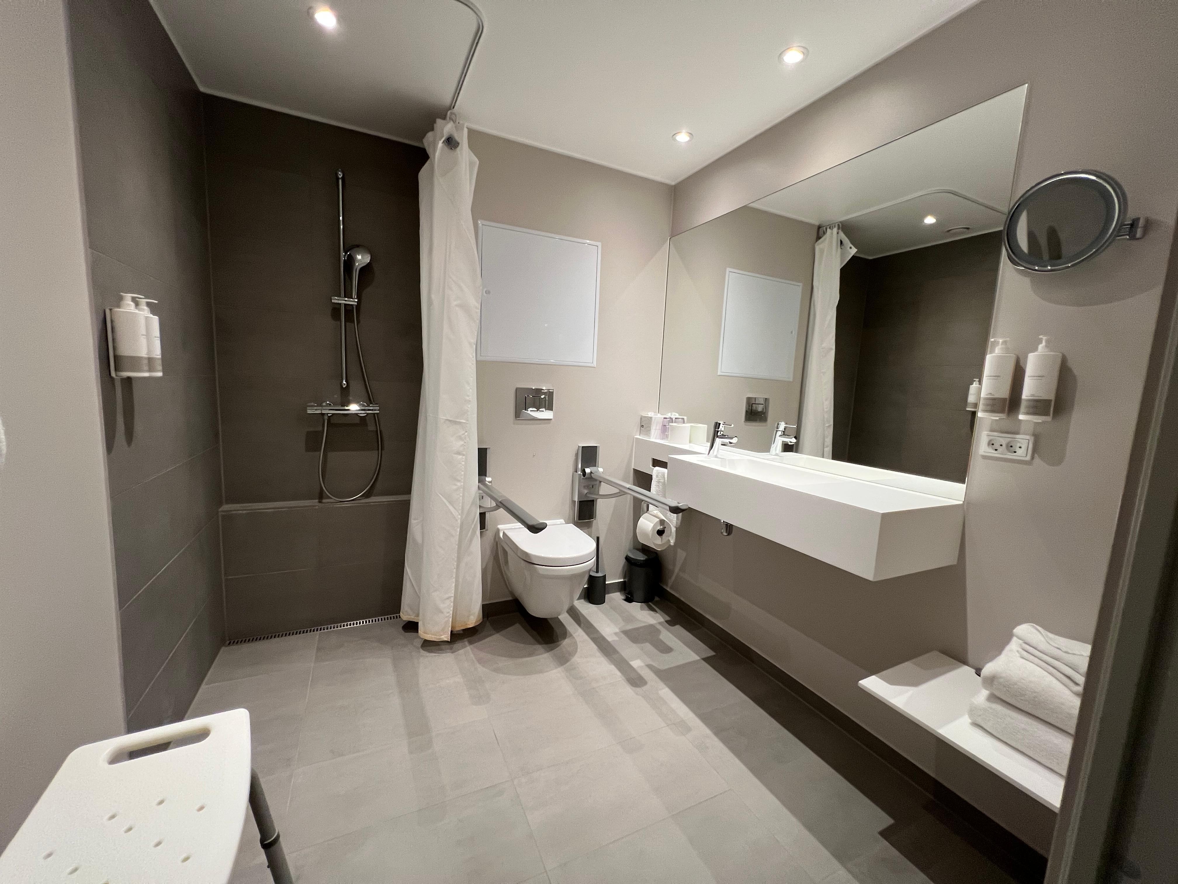 Toaletten på det anpassade rummet var fräsch och fungerade bra för rullstol. 