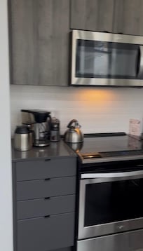 Perfectly-equipped kitchen with coffee maker (including coffee bean grinder -with beans provided)