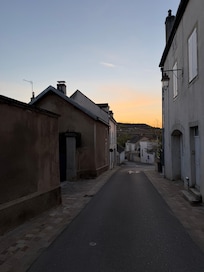 Entré from the street. We parked on nearby streets.