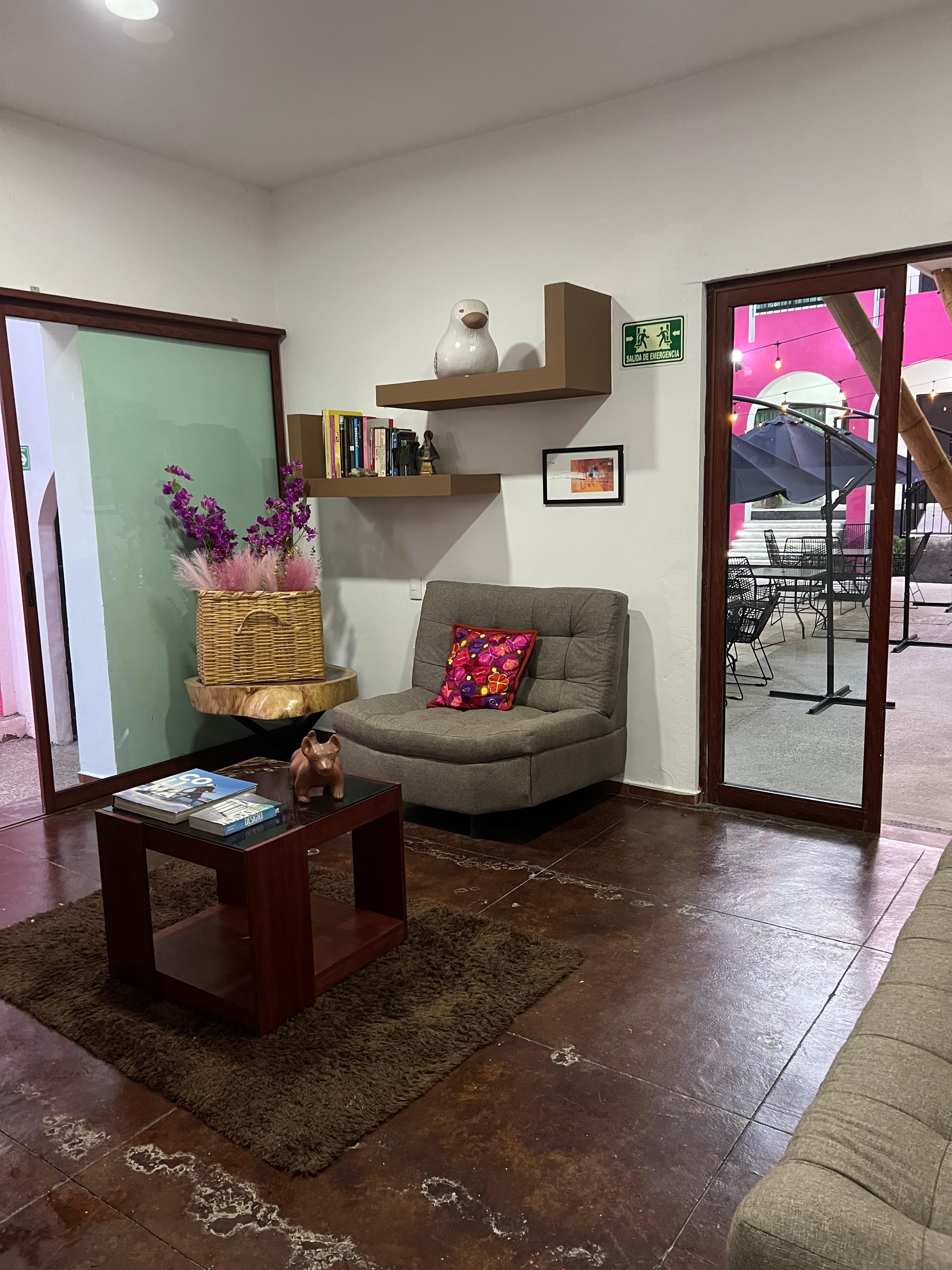 Área de estar con libros de cocina 