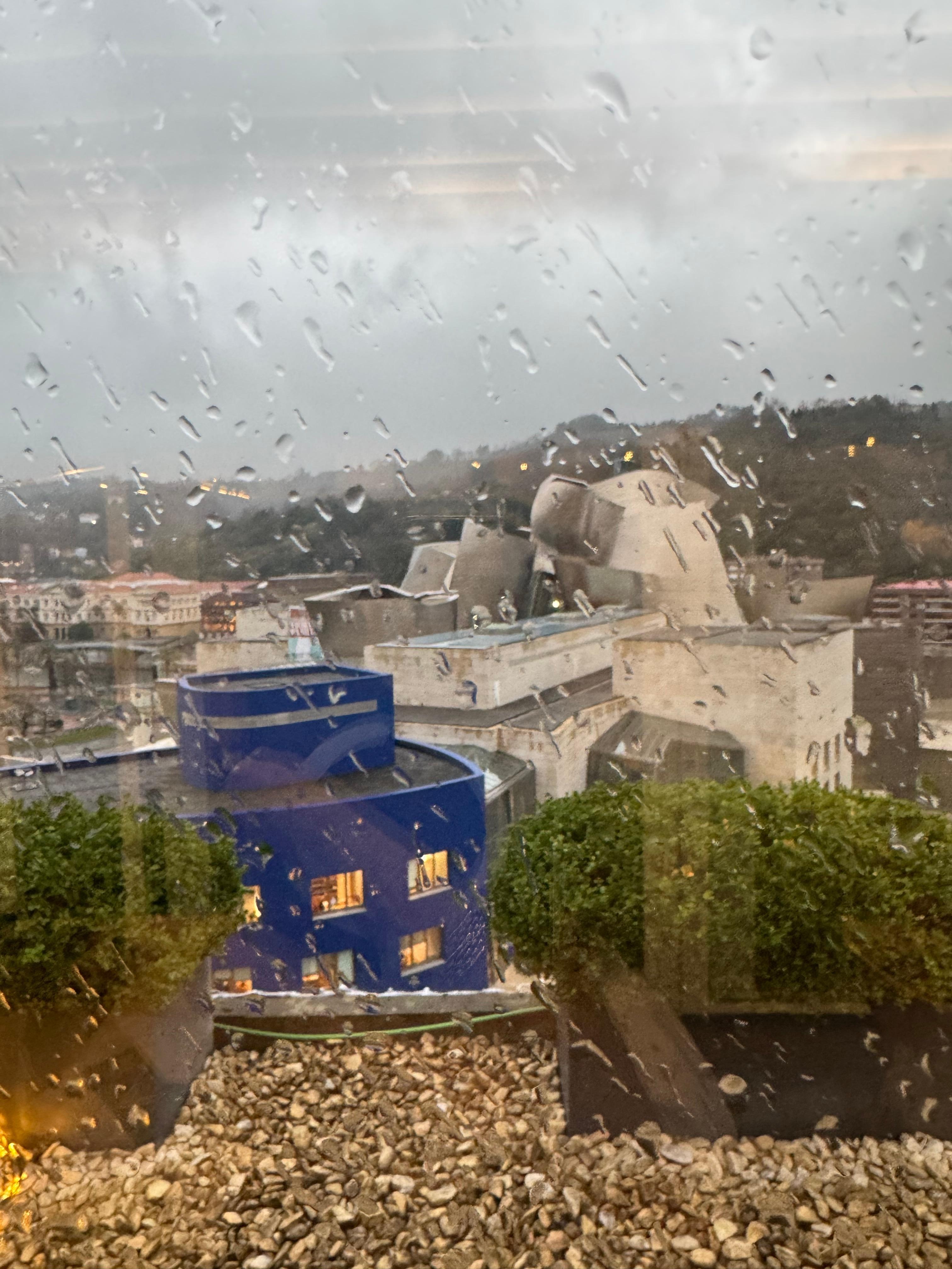 Esta vista tiene la terraza donde sirven el desayuno 