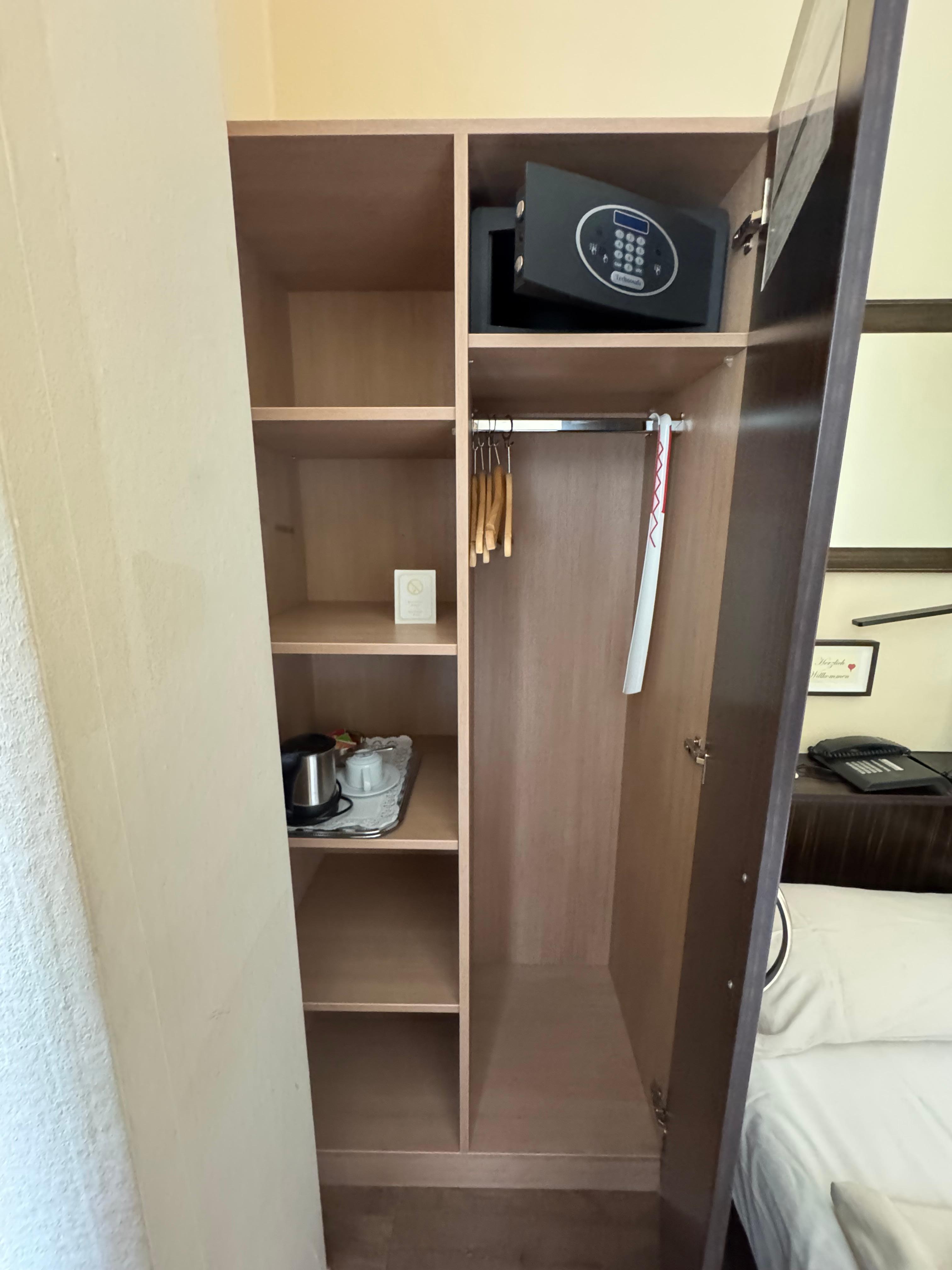 금고와 여유있는 옷장