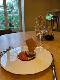 Entrée de foie gras poché au vin rouge